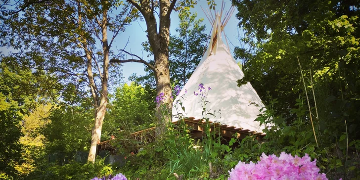 Tohle teepee stojí na krásném poklidném místě v Posázaví.