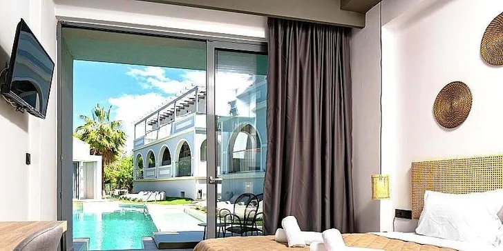 Dovolená má být především o odpočinku. Ten si užijete u rozlehlého venkovního bazénu, který obklopený terasami s lehátky a slunečníky.