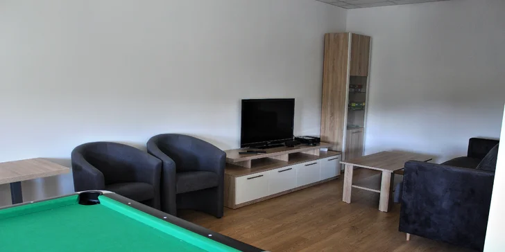 Hostia majú k dispozícii aj herňu so spoločenskými hrami, biliardom, stolným futbalom a hernou konzolou.
