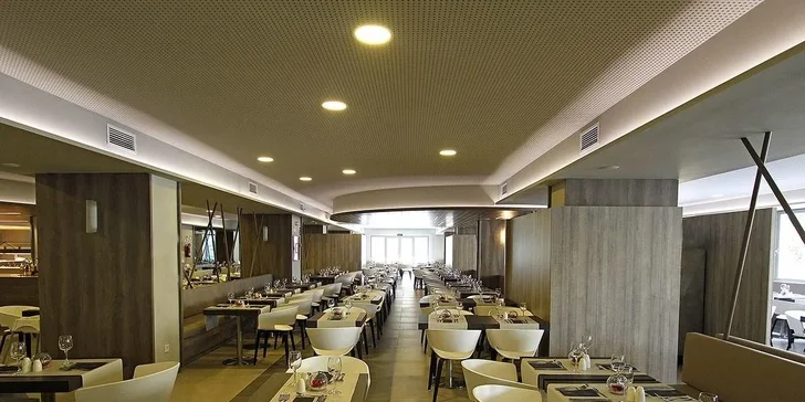 Kromě klasického all inclusive balíčku si jednou za pobyt můžete vychutnat večeři v místní à la carte restauraci s luxusním výhledem na celé letovisko. 