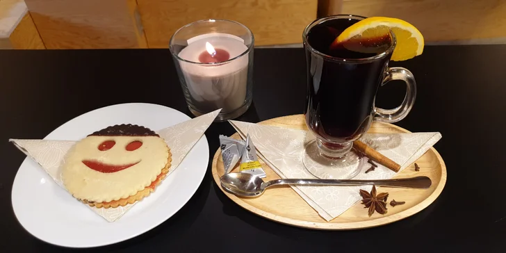 Ke kávě či vínu zakousnete vanilkový nebo čokoládový muffin, případně jemné linecké kolečko.