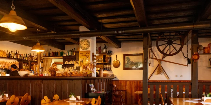 A jistě si přiobjednejte i nějaké to pitivo z nápojového lístku – na čepu je Bernard a Pilsner Urquell, rádi vám tu připraví ale třeba i domácí limonádu.