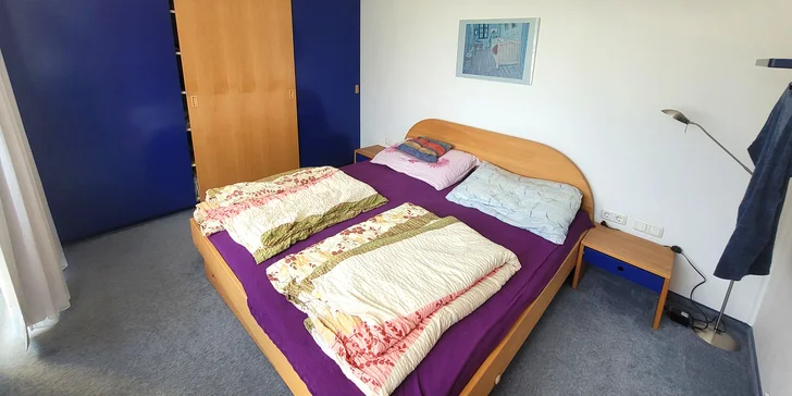 Apartmán 2 se nachází ve 2. poschodí. Má 2 dvoulůžkové pokoje, rozkládací gauč a 1 dětskou postýlku, koupelnu, WC a sprchový kout. 