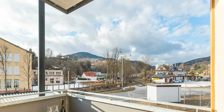 Některé pokoje mají balkon.