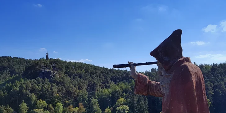 Nedaleko Nového Boru je skalní hrad Sloup. 