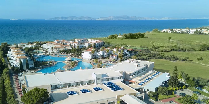 Hotel se nachází přímo u písčité pláže.