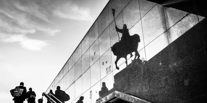 Účastník se na kurzu seznámí se základními pravidly fotografování, správné kompozice, expozice a dalších parametrů, nutných pro fotografování poutavých snímků.