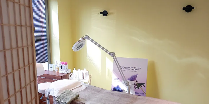 Všechny typy ošetření zahrnují odborně provedenou kosmetickou masáž, která je specialitou salonu.