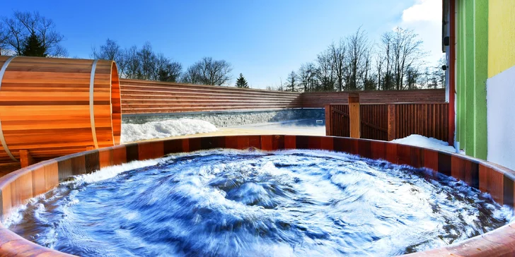Bublinky vás vymasírujú vo veľkej jacuzzi pre 6 osôb.