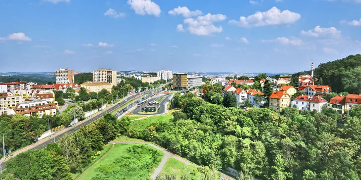 Krystal se nachází kousek od přírodní rezervace Šárka a rekreačního areálu Džbán s přírodním koupalištěm.