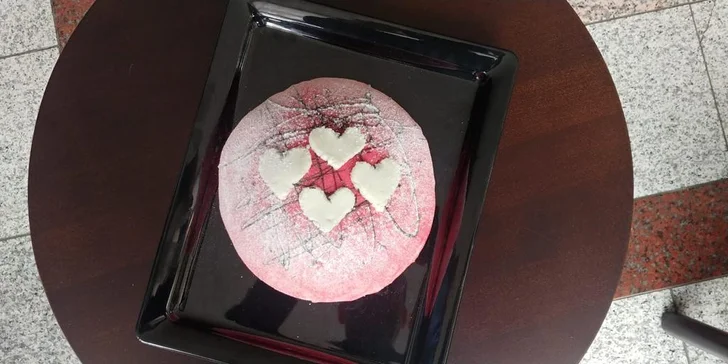 Objednat můžete i zamilovaný valentýnský dort s vanilkovým krémem, jahodami a růžovým marcipánem. 