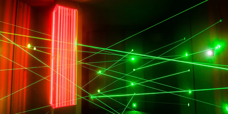 Laser maze je místnost plná laserových paprsků. Úkolem hráčů je využít svou mobilitu a strategické myšlení, aby našli nejlepší cestu k tlačítkům (pokladům) rozmístěným po celé místnosti.