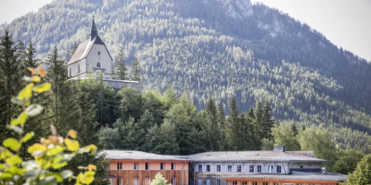 Nad hotelem stojí poutní místo Sigmundsberg.