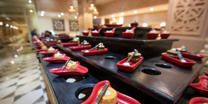 V rámci all inclusive máte na výběr bufetové stravování nebo špičkové à la carte restaurace v Makadi Mall. 
