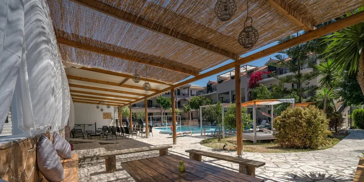 Obědy a večeře se podávají blíže pláži v sesterském hotelu Arion Green Riviera (250 m).