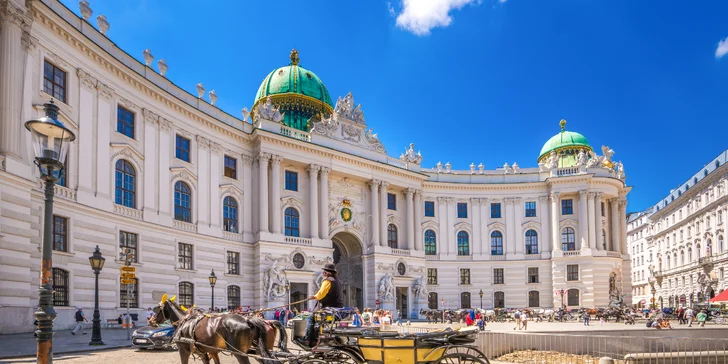 Hofburg je palácový komplex, do roku 1918 rezidence habsburských a habsbursko-lotrinských panovníků.