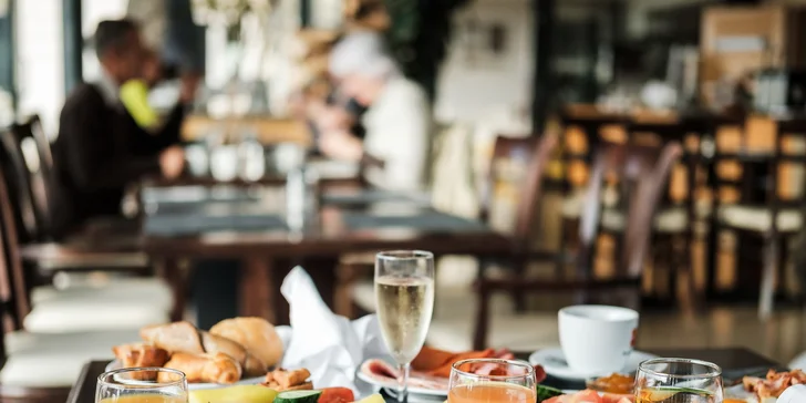 Ačkoli možná nebudete mít po takovéhle snídani na oběd ani pomyšlení, zajít si na něj můžete do druhé z restaurací, kde servírují především maďarské speciality. 
