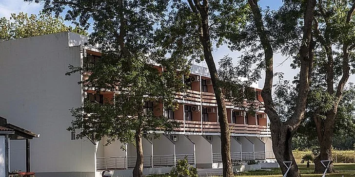 Resort je obklopen zelení a najdete jej jen 200 m od pláže.