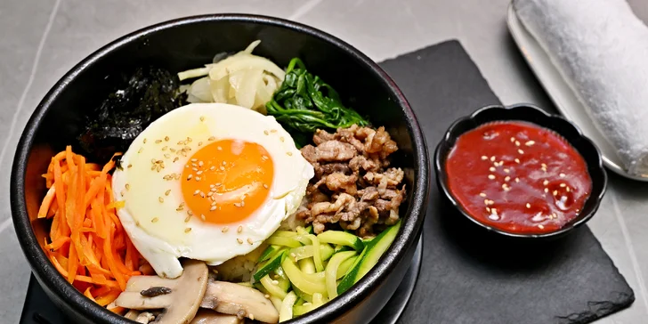 Podávat se bude i pokrm bibimbap s rýží, hovězím a vejcem.