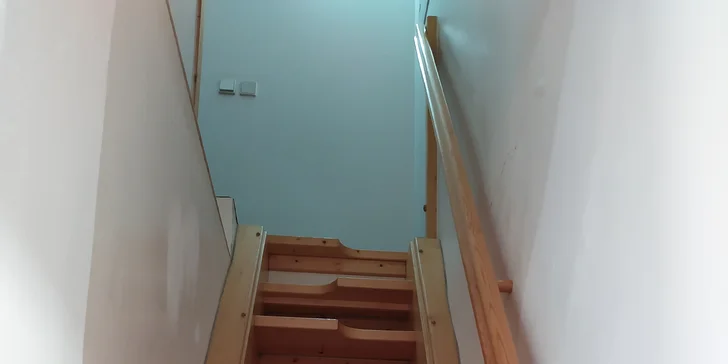 Do podkroví se dostanete po schodech (vstup není bezbariérový).