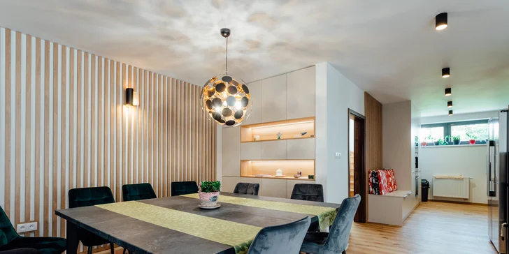 Zbylé apartmány jsou pro 2 dospělé a max. 2 děti do 12 let (na roztahovací pohovce) nebo 3 dospělé osoby (třetí osoba na roztahovací pohovce). 