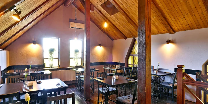 Ve FRISK restaurant & baru vám naservírují steakové prkno.