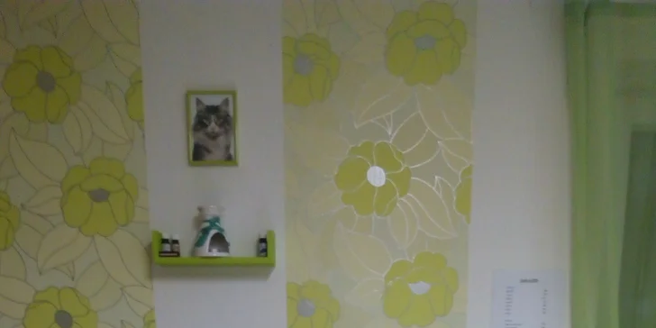 Díky tomu lak na nehtech vydrží bez poškození mnohem déle.
