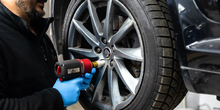 Nezáleží na tom, či potrebujete prezuť pneumatiky alebo prehodiť kolesá na diskoch, mechanici to zvládnu rýchlo a kvalitne