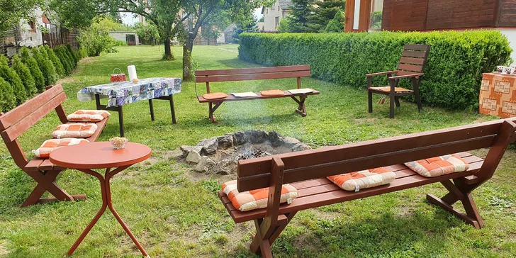 Venku si můžete opéct buřty nad ohništěm. 