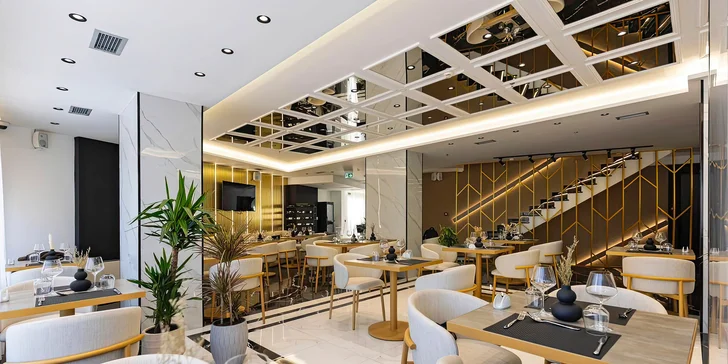 Hotel sa nachádza priamo v hlavnom a najväčšom meste Albánska.