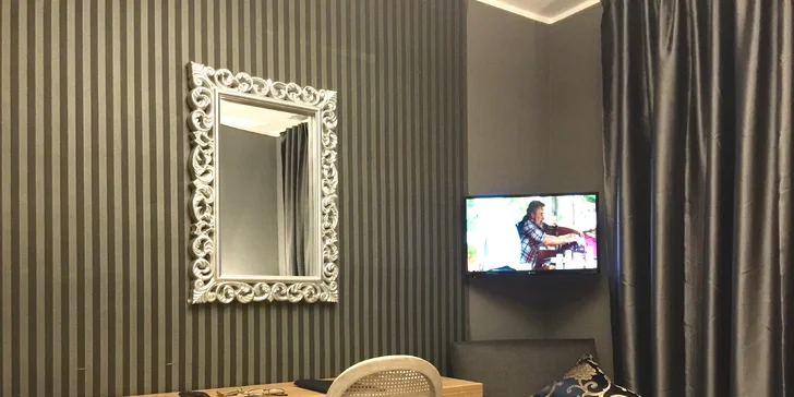 V pokojích najdete LCD televizi, trezor, telefon a minibar.