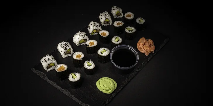 Salmon stack je pak perfektní pro ty, kdo jsou závislí na jemné chuti lososa. 48 kousků zahrnuje jak maki, tak uramaki a také nigiri.