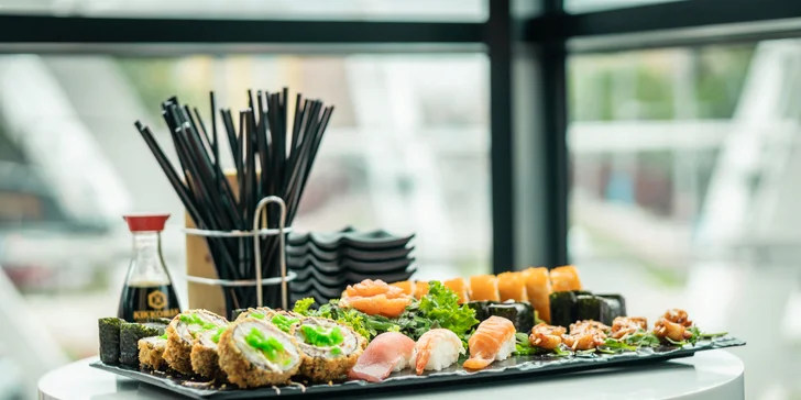 Sushi s avokádem, lososem i tuňákem. Na výběr jsou jak klasické maki, tak nigiri nebo california rolky.
