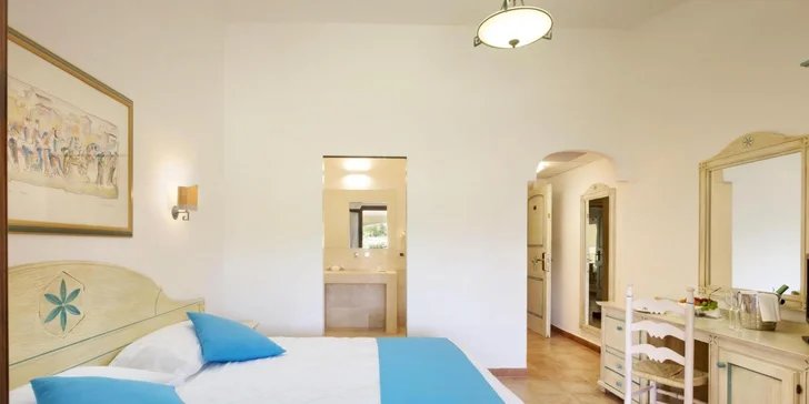 Pokoje disponují klimatizací a terasou či balkonem. 