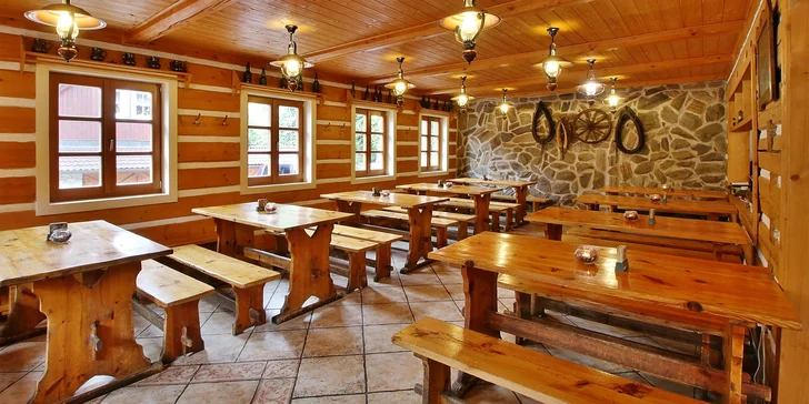 Patří k němu hostinec, kde vaří tradiční české a krkonošské speciality. 