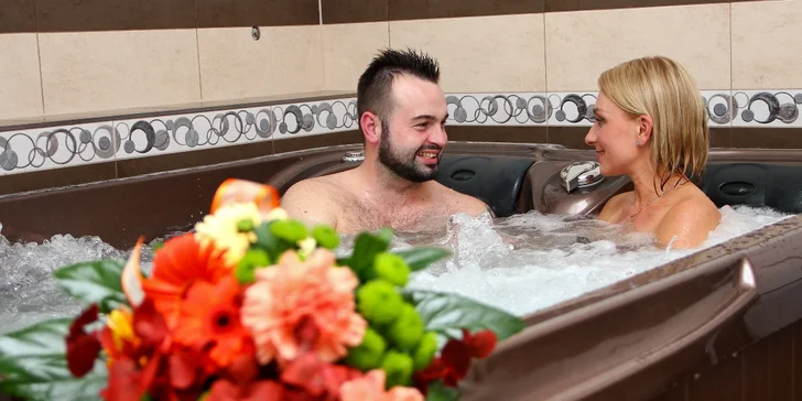 Něco pro romantiky: 50 minut v privátní vířivce a litr vína pro dva