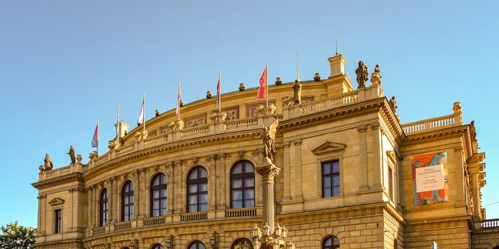 Start prohlídky je na Náměstí Jana Palacha v historickém centru Prahy, nedaleko stanice metra Staroměstská (linka A).