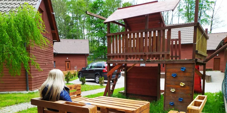 U každé chaty je posezení a malý gril