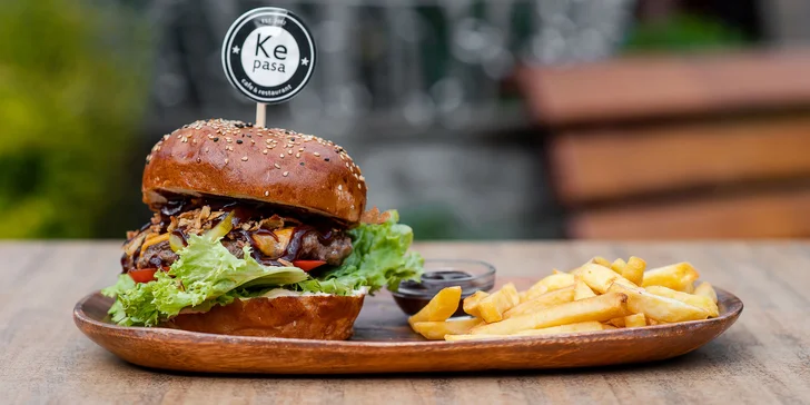 Pestrý výber streetfoodových jedál v reštaurácii Kepasa
