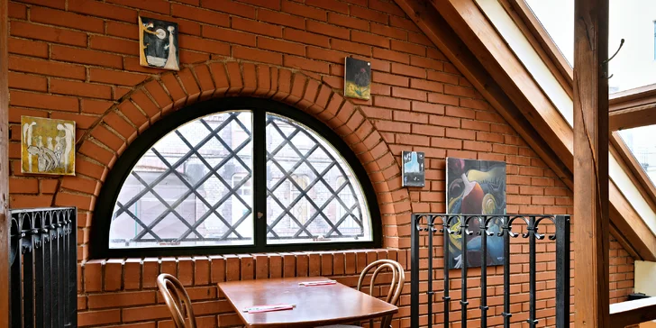 Pochutnat si můžete třeba v patře podniku.