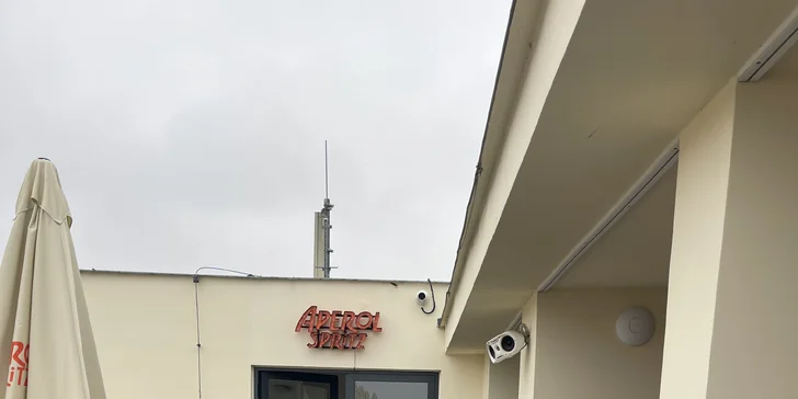 Terraza má i kryté boxy k posezení za každého počasí.