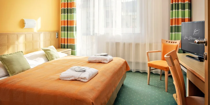 Ubytujete sa v klasickej izbe alebo v suite s oddelenou spálňou a obývacou izbou. Vždy je k dispozícii televízor, minibar a trezor.