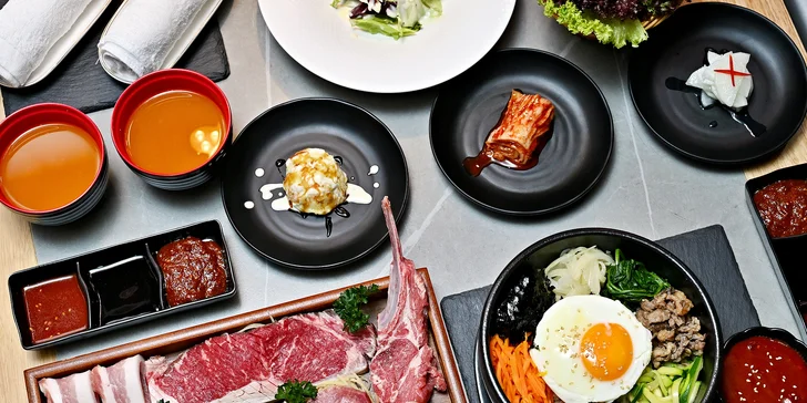 Součástí menu je také spoustu příloh, třeba rýže, kimchi nebo kaše.