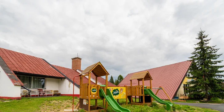 Pre najmenších hostí je k dispozícii detský kútik aj ihrisko.