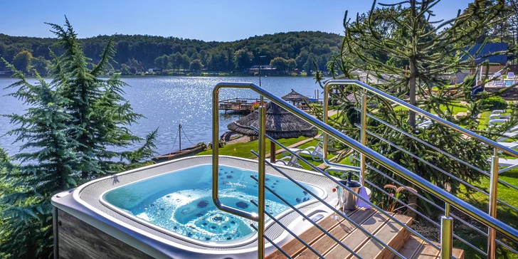 Čeká vás neomezený wellness s bazénem, vířivkou i saunami. 