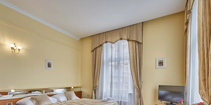 Samotné pokoje mají standardní vybavení čtyřhvězdičkového hotelu – koupelnu, WC, telefon s přímou volbou, satelitní TV, rádio.