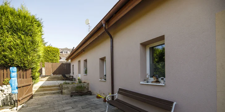 Součástí apartmánů je i venkovní posezení. 