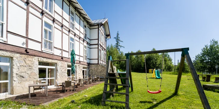 Je tu také pétanque, ruské kuželky, badminton, zahrát si můžete billiard, ping-pong a mnoho dalšího. 