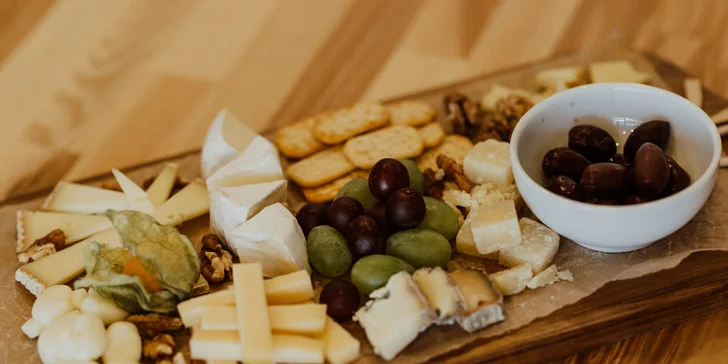 Lopárik plný dobrôt, pohár lahodného vína a leto v plnej sile. Poďte si vychutnať stredomorskú atmosféru so slovenským vínom do vinotéky WineTaste