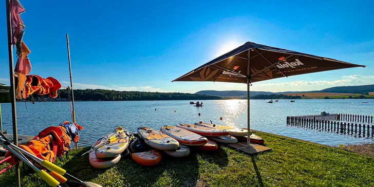 Netreba sa o nič starať, zapožičanie kompletného vybavenia ako paddleboard, pádlo, záhranná vesta či nepremokavý vak na mobil, kľúče či fľašu vody, máte zabezpečené.
